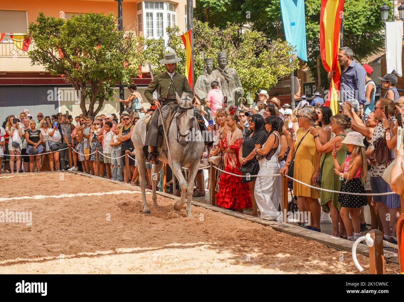 Uomo che esegue lo spettacolo di equitazione dressage spagnolo, durante la giornata annuale del cavallo. Fuengirola, Andalusia, Costa del Sol, Spagna. Foto Stock