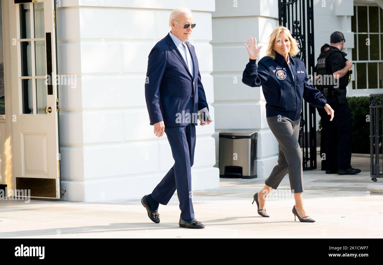 Prima signora Dr. Jill Biden, a destra, le onde ai media come lei e gli Stati Uniti presidente Joe Biden lasciare la Casa Bianca a Washington, DC in rotta per Joint base Andrews Sabato, 18 settembre 2022. La presidente e la prima signora partiranno per Londra, Inghilterra e lunedì parteciperanno alle funerali di Stato di sua Maestà la Regina Elisabetta II Credito: Leigh Vogel/piscina tramite CNP Foto Stock