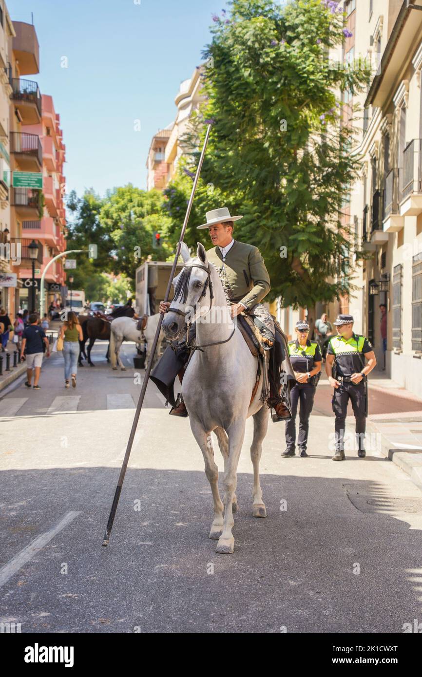 Uomo che esegue lo spettacolo di equitazione dressage spagnolo, durante la giornata annuale del cavallo. Fuengirola, Andalusia, Costa del Sol, Spagna. Foto Stock