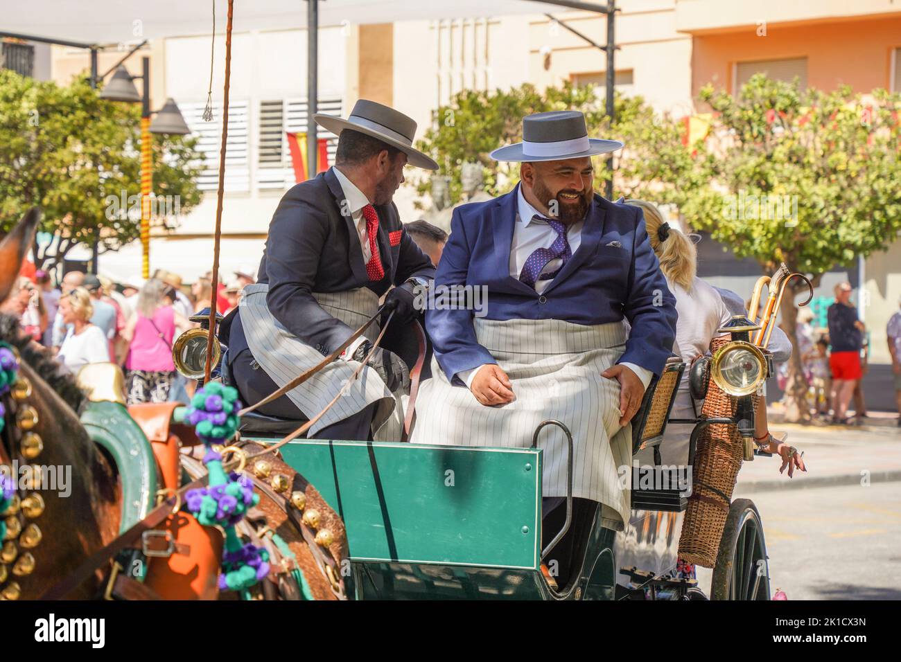 Due cocchiere in costume tradizionale spagnolo, con carrozza a cavallo, giornata annuale del cavallo. Fuengirola, Andalusia, Costa del Sol, Spagna. Foto Stock
