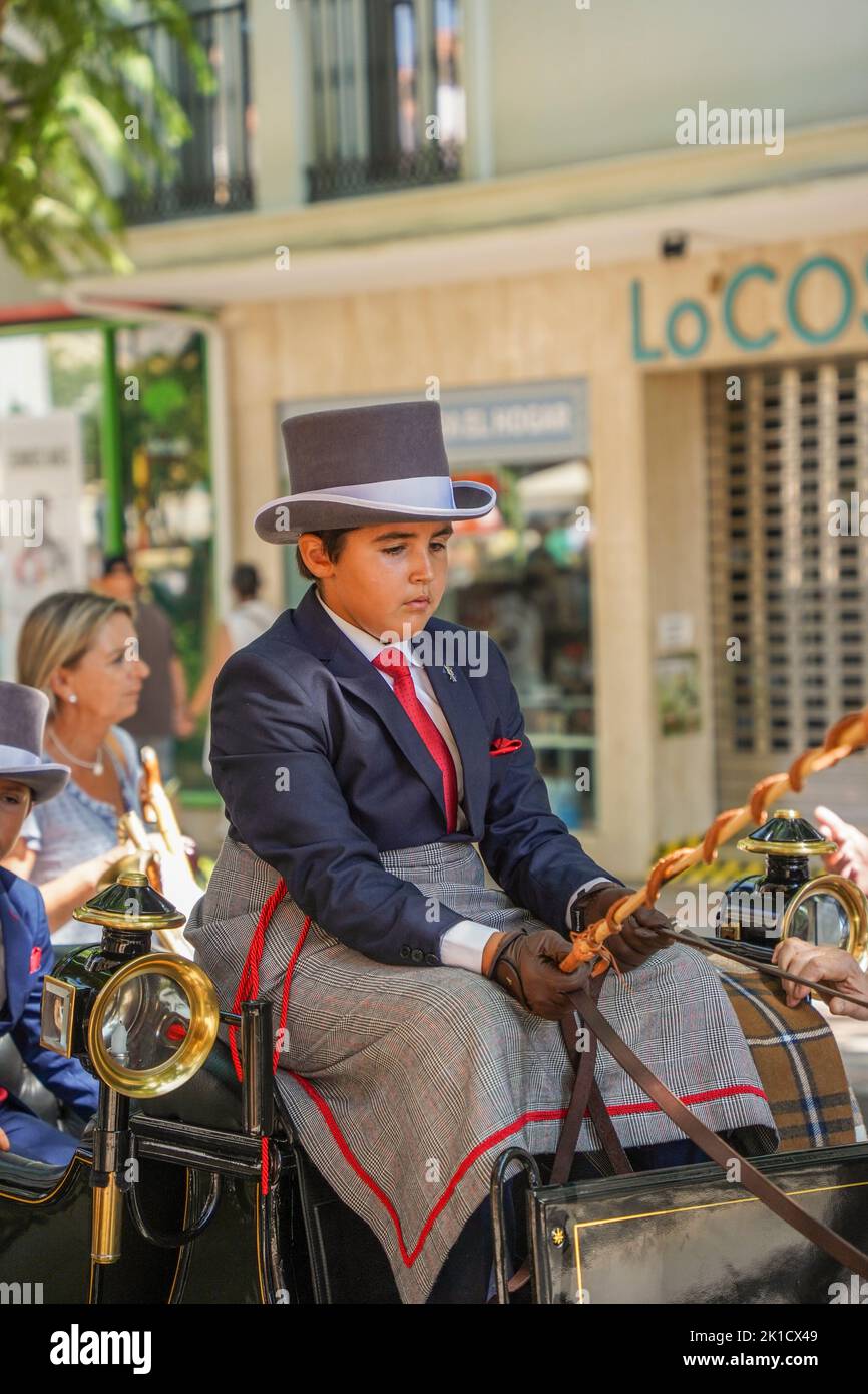 Giovane spagnolo in costume tradizionale spagnolo, con carrozza a cavallo, giornata annuale del cavallo. Fuengirola, Andalusia, Costa del Sol, Spagna. Foto Stock