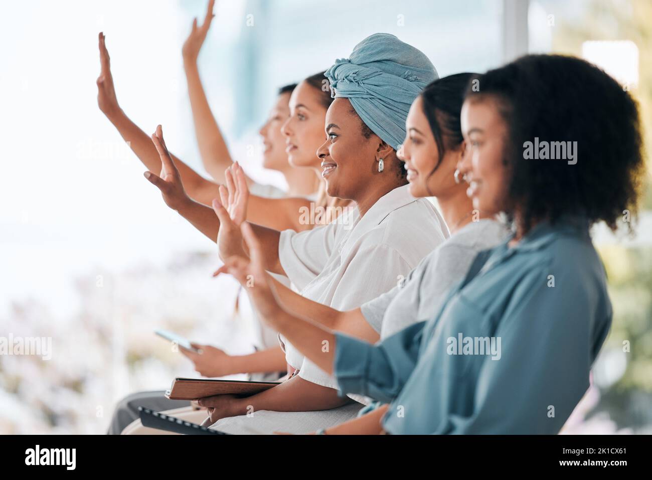 Le donne d'affari mettono in discussione le mani sollevate nella diversità, nell'inclusione e nella formazione del seminario di empowerment o nella riunione di squadra. Gruppo di persone o pubblico in un Foto Stock