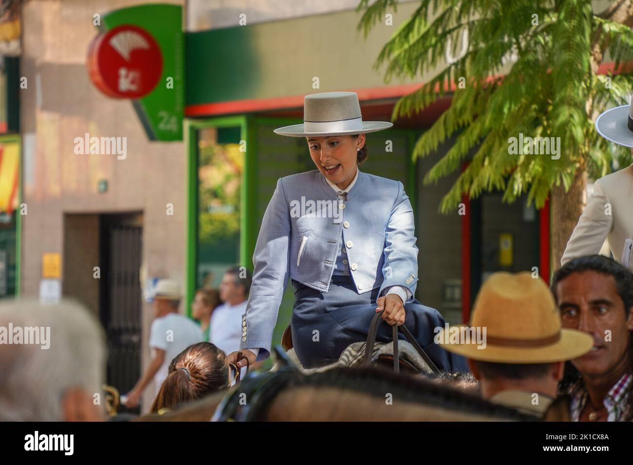 Ragazza spagnola in abito tradizionale a cavallo, durante la giornata annuale del cavallo. Fuengirola, Andalusia, Costa del Sol, Spagna. Foto Stock