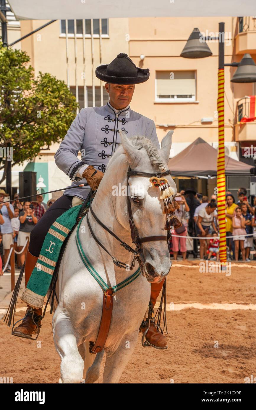 Uomo che esegue lo spettacolo di equitazione dressage spagnolo, durante la giornata annuale del cavallo. Fuengirola, Andalusia, Costa del Sol, Spagna. Foto Stock