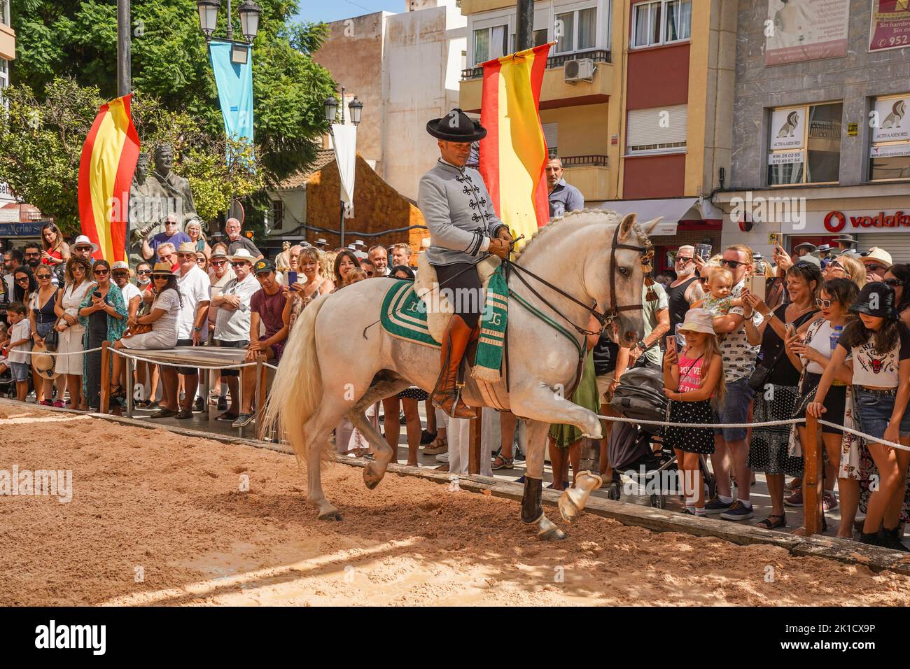 Uomo che esegue lo spettacolo di equitazione dressage spagnolo, durante la giornata annuale del cavallo. Fuengirola, Andalusia, Costa del Sol, Spagna. Foto Stock