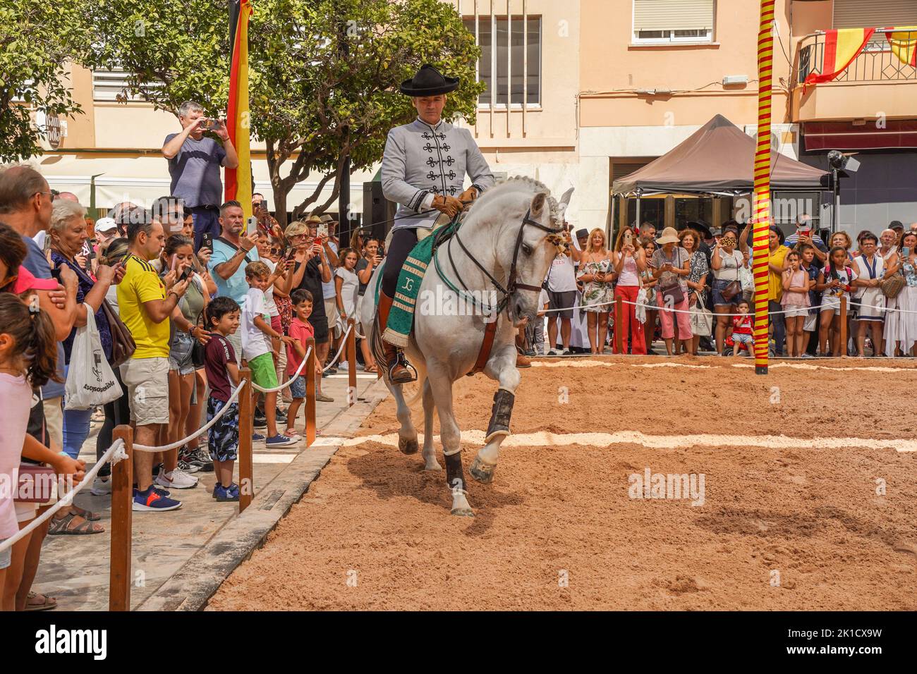 Uomo che esegue lo spettacolo di equitazione dressage spagnolo, durante la giornata annuale del cavallo. Fuengirola, Andalusia, Costa del Sol, Spagna. Foto Stock