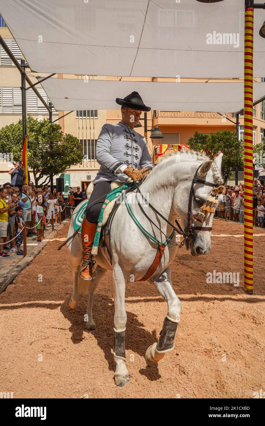 Uomo che esegue lo spettacolo di equitazione dressage spagnolo, durante la giornata annuale del cavallo. Fuengirola, Andalusia, Costa del Sol, Spagna. Foto Stock