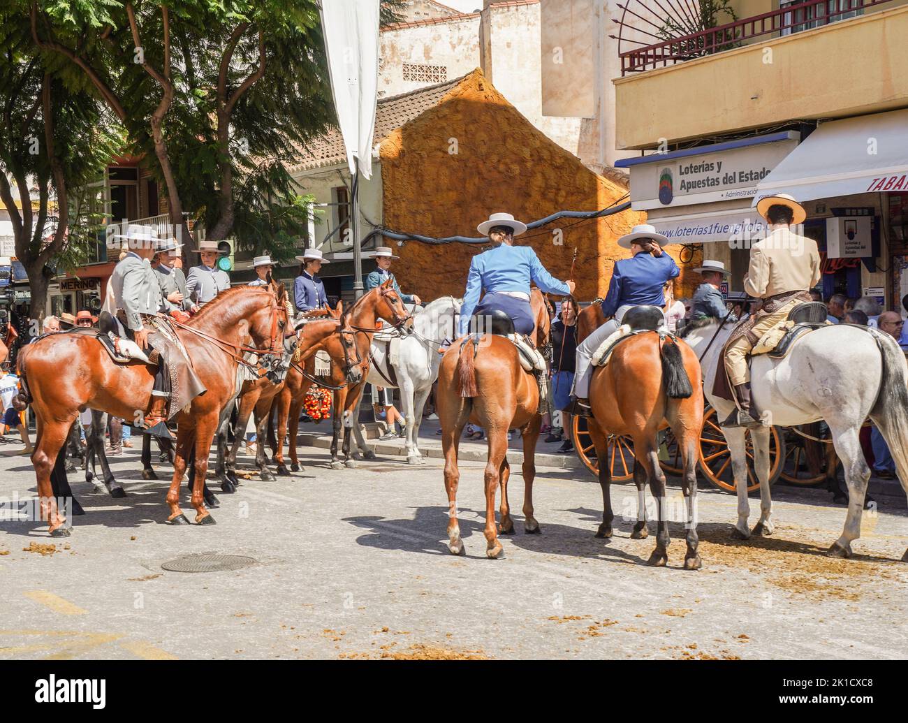 Uomini e donne in costumi tradizionali spagnoli equitazione durante la giornata annuale del cavallo. Fuengirola, Andalusia, Costa del Sol, Spagna. Foto Stock