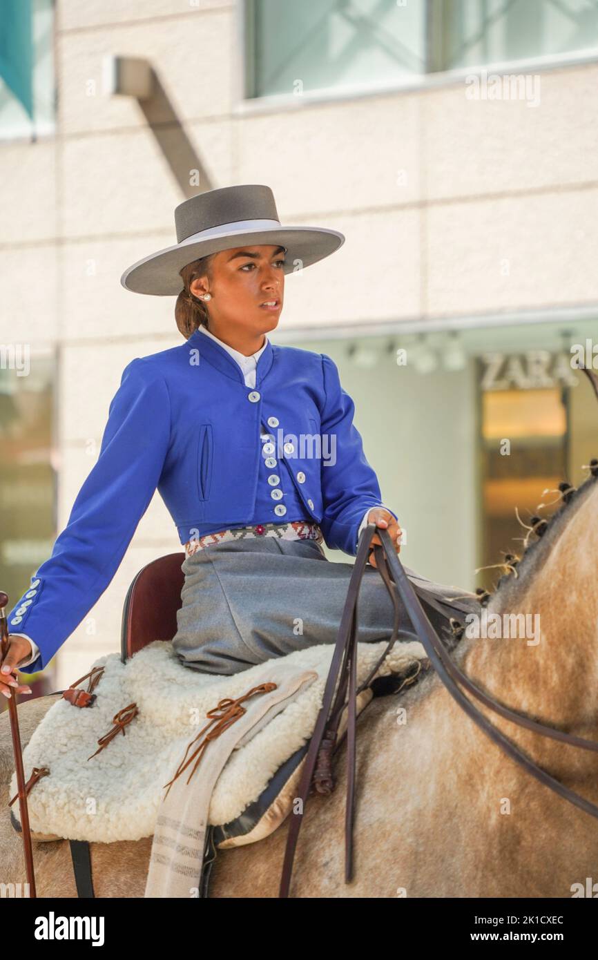 Ragazza spagnola in abito tradizionale a cavallo, durante la giornata annuale del cavallo. Fuengirola, Andalusia, Costa del Sol, Spagna. Foto Stock