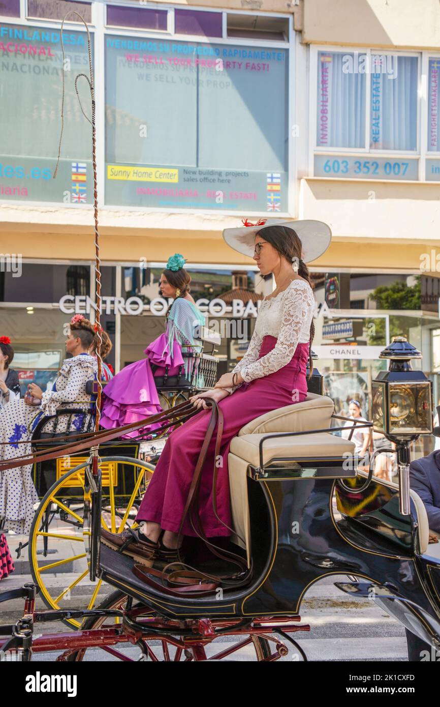 Giovane donna spagnola in carrozza tradizionale decorata, durante la giornata annuale del cavallo. Fuengirola, Andalusia, Costa del Sol, Spagna. Foto Stock