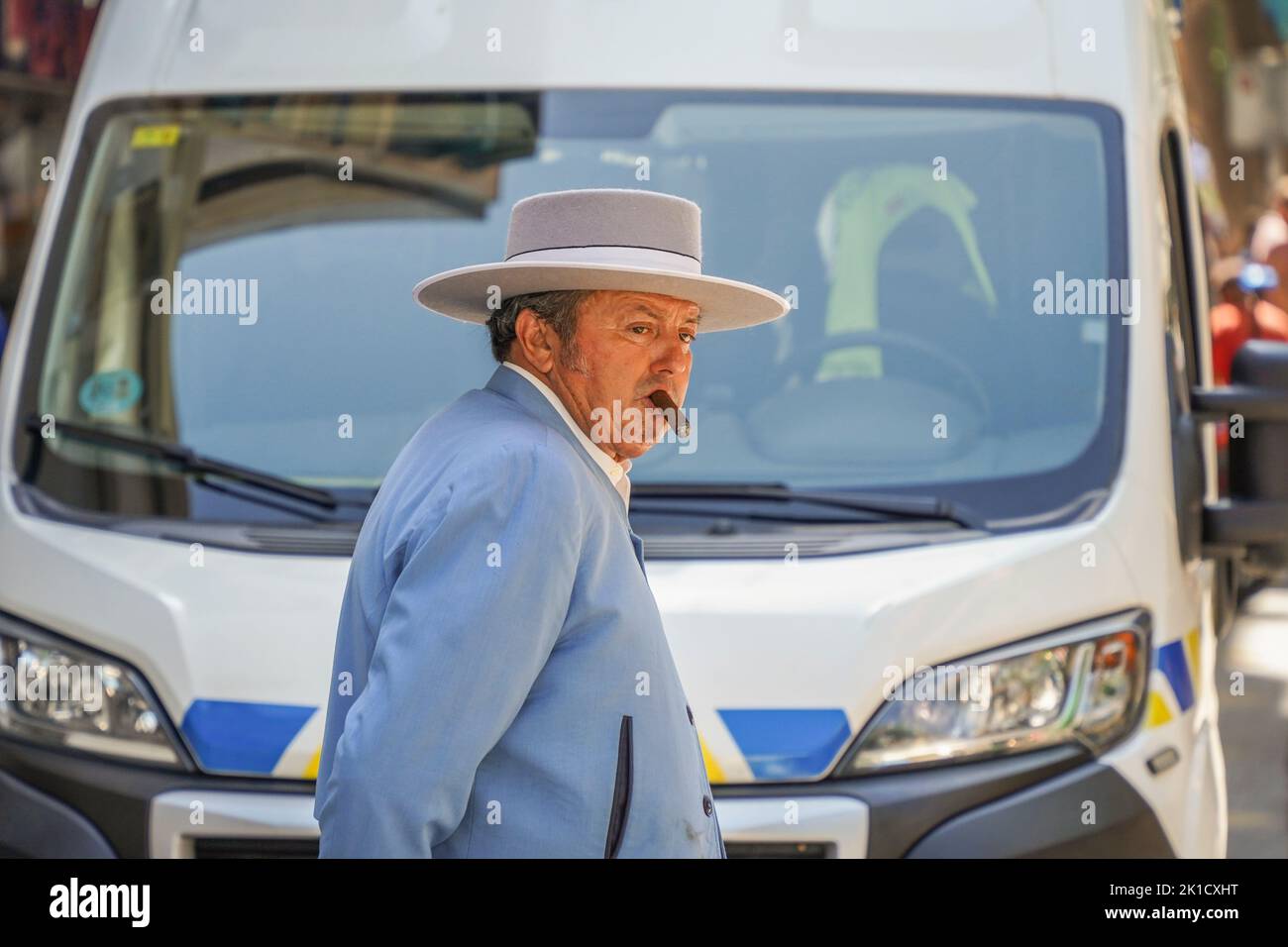 Uomo con sigaro in costumi tradizionali spagnoli durante la giornata annuale del cavallo. Fuengirola, Andalusia, Costa del Sol, Spagna. Foto Stock