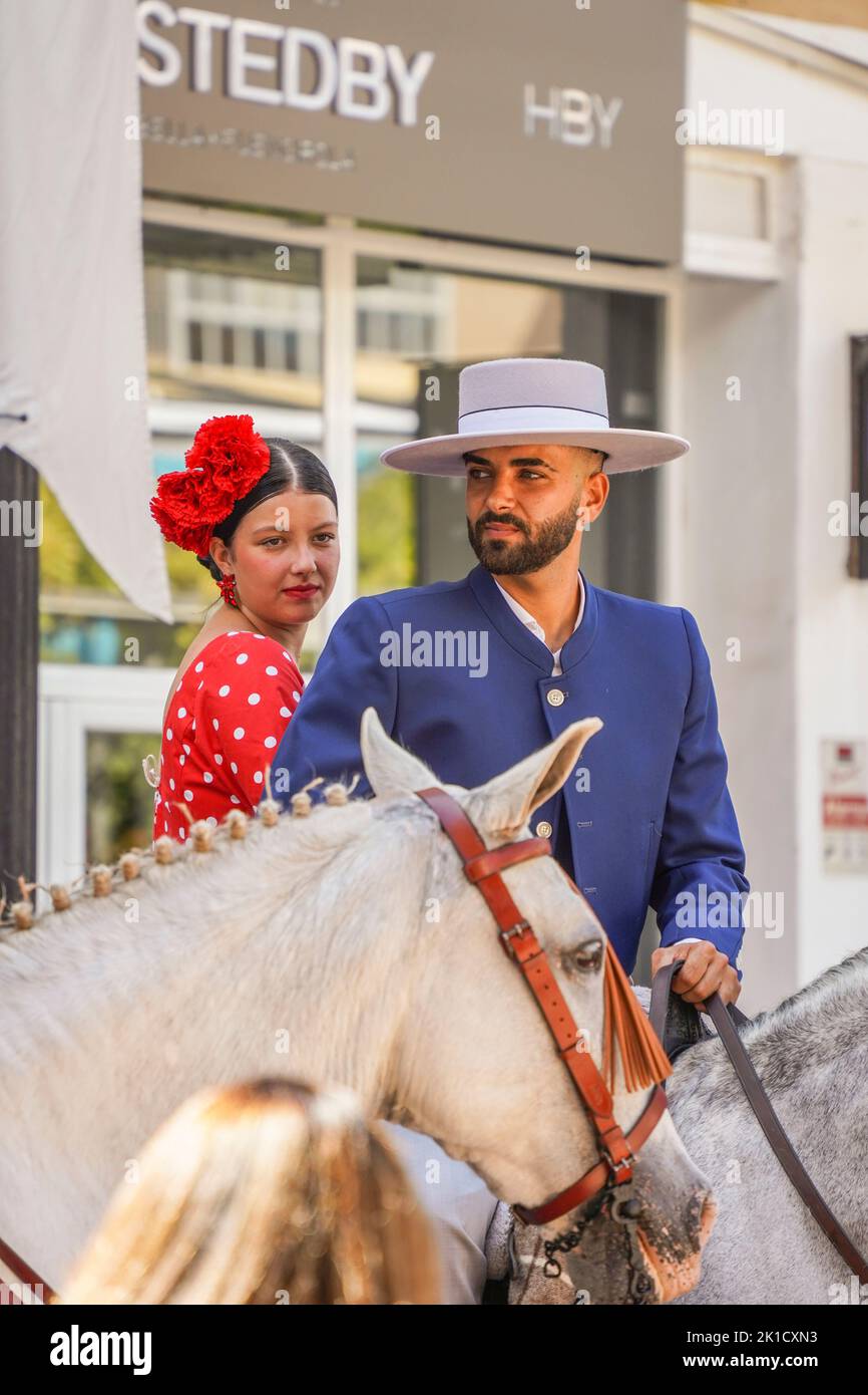 Uomo e donna in costume tradizionale spagnolo equitazione durante annuale giornata di cavallo. Fuengirola, Andalusia, Costa del Sol, Spagna. Foto Stock