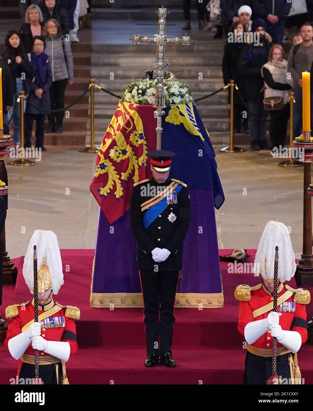 Il Principe di Galles si trova accanto alla bara di sua nonna, la Regina Elisabetta II, in quanto si trova in stato sulla catalana nella Westminster Hall, presso il Palazzo di Westminster, Londra. Data immagine: Sabato 17 settembre 2022. Foto Stock