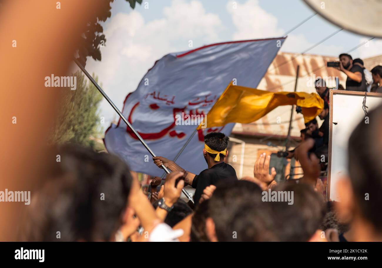 Srinagar, India. 17th Set, 2022. I musulmani sciiti si battono bandiere religiose durante una processione Arbaeen a Srinagar. Arbaeen (arabo per 'quarantesimo'), segna la fine del periodo di lutto di 40 giorni dopo Ashura, che commemora l'uccisione del nipote del Profeta Maometto Imam Hussein ibn Ali da parte delle forze del califfo Yazid Ummayad nel 680 d.C. (Foto di Idrees Abbas/SOPA Images/Sipa USA) Credit: Sipa USA/Alamy Live News Foto Stock