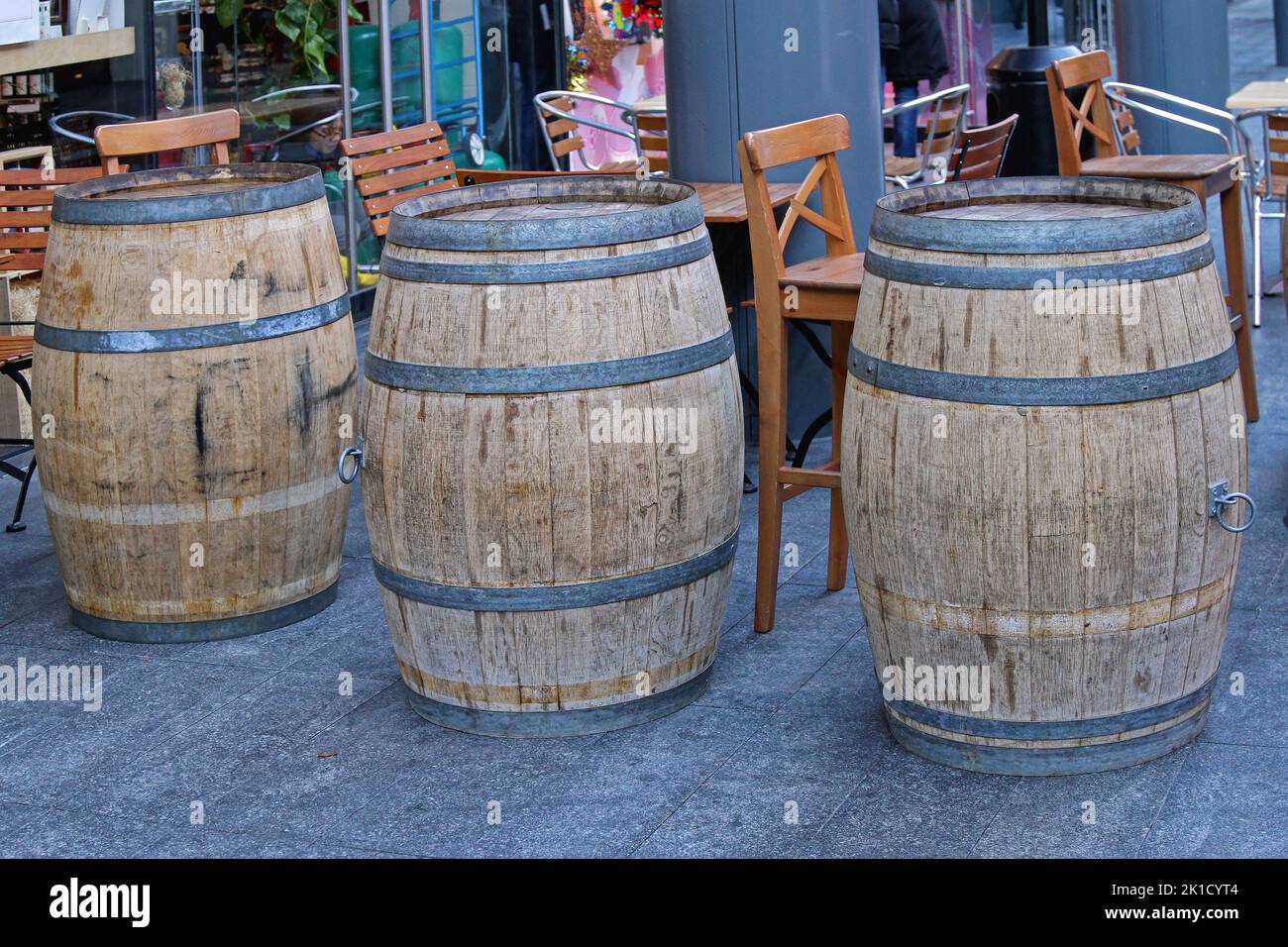 Vecchio barile di quercia di fronte alla caffetteria Foto Stock