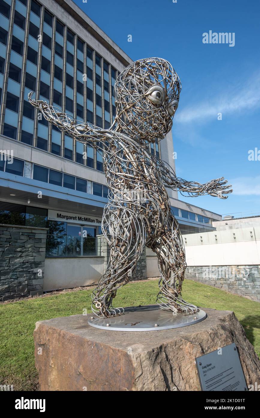 L'arte pubblica di Bradford comprende il "Baby of the North" di Craig Dyson. E 'fatto da molti bit di un telaio di tessitura vittoriano. Foto Stock