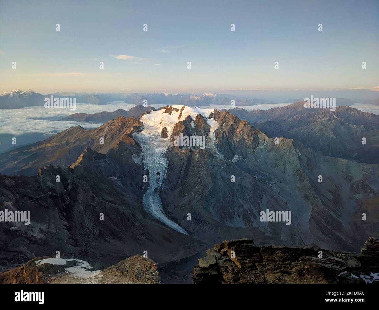 Monte Velan con il ghiacciaio le Glacier de valsorey. Fotografato dalla cabine de valsorey del SAC. Alpi Vallesi Foto Stock