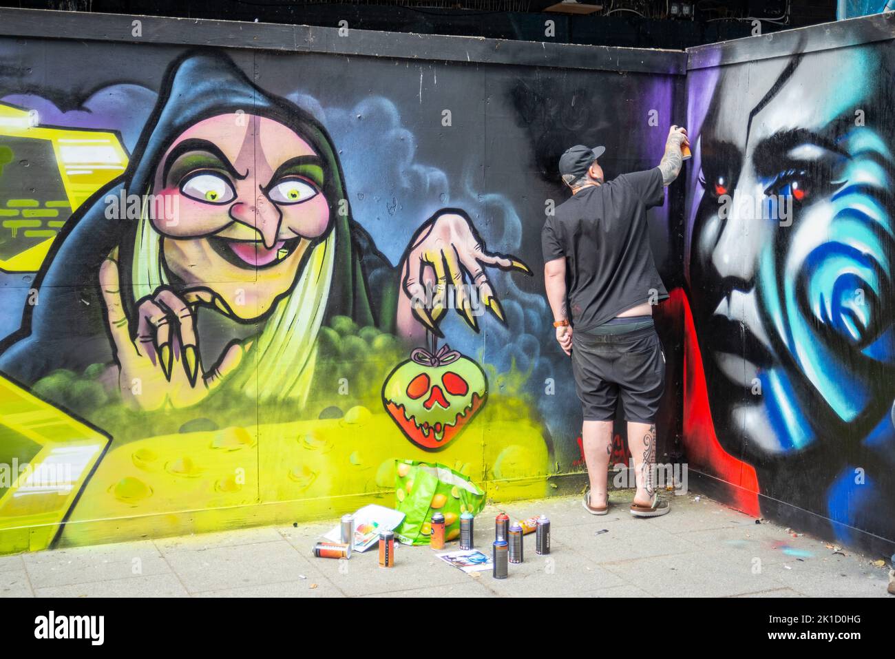 Evento Southend City Jam. Artisti di strada che mostrano le loro abilità in 60 luoghi intorno al centro della città. Artista maschile pittura su guardia. Strega Foto Stock