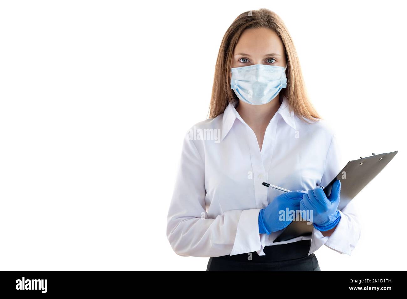 Donna ufficio. Nuovo normale. Responsabile vendite. Lavoro aziendale. Guanti protettivi per donne d'affari che fanno appunti sulla clipboard guardando la fotocamera isolata Foto Stock