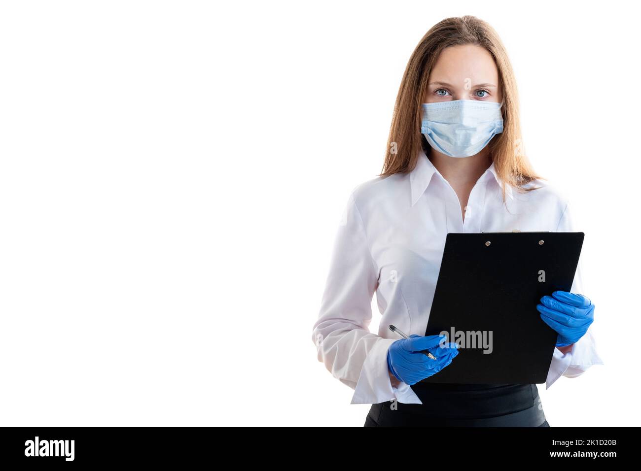 Responsabile vendite. Limitazione Covid-19. Donna ufficio. Presentazione di lavoro. Donna con maschera di protezione guanti che tengono la clipboard guardando la fotocamera isolata su w Foto Stock