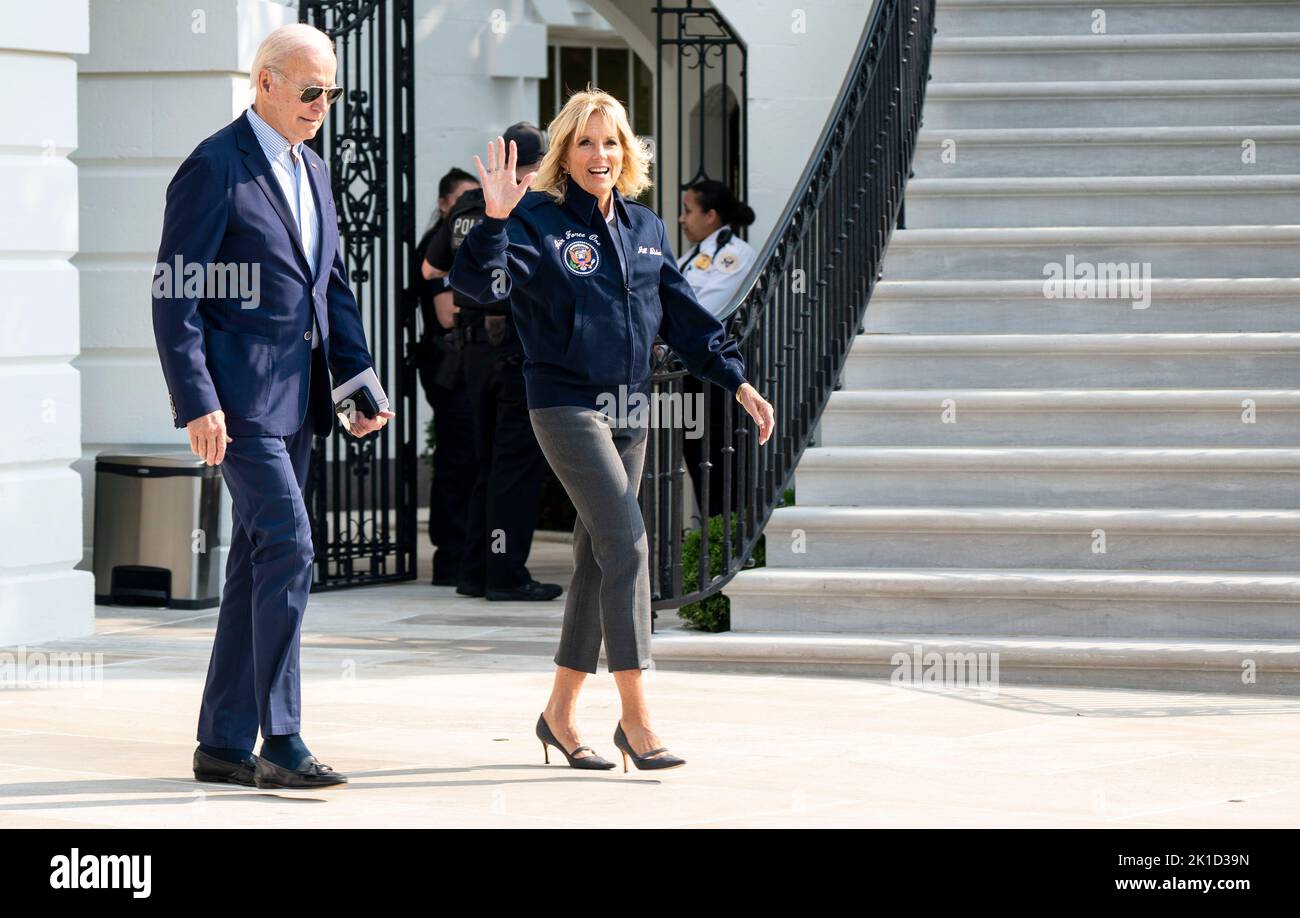 Prima signora Dr. Jill Biden, a destra, le onde ai media come lei e gli Stati Uniti presidente Joe Biden lasciare la Casa Bianca a Washington, DC in rotta per Joint base Andrews Sabato, 18 settembre 2022. Il presidente e la prima signora partiranno per Londra, Inghilterra e lunedì parteciperanno alle funerali di Stato di sua Maestà la Regina Elisabetta II.Credit: Leigh Vogel/Pool tramite CNP /MediaPunch Foto Stock