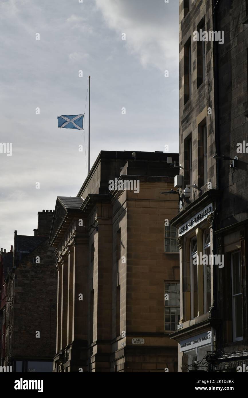 Edimburgo Scozia, Regno Unito 16 settembre 2022. Bandiera di Sant’Andrea a mezza altezza per segnare la morte di sua Maestà la Regina Elisabetta II sul Miglio reale. Foto Stock