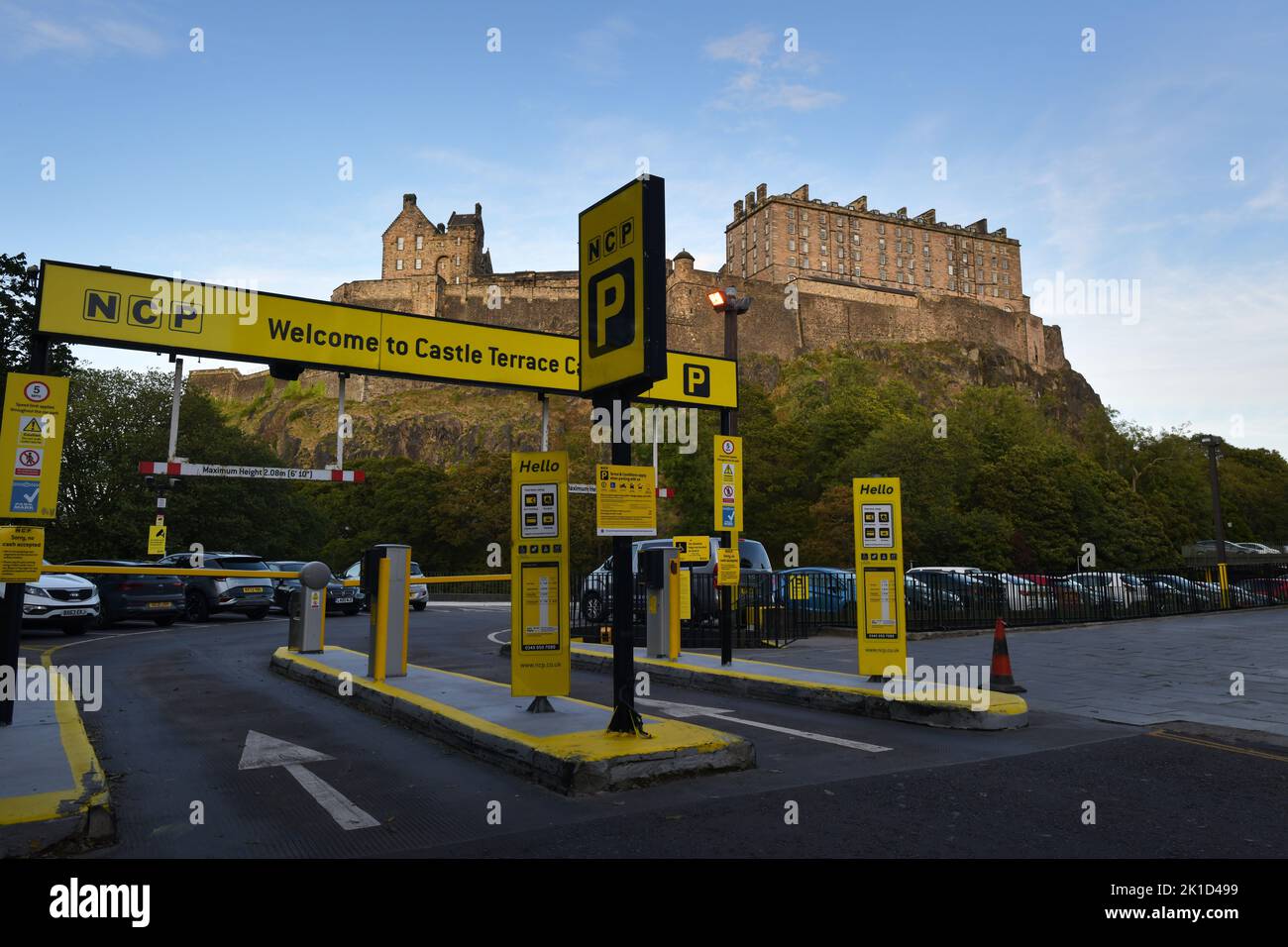 Edimburgo Scozia, Regno Unito 16 settembre 2022. Vista generale della parte auto NCP a Castle Terrace che guarda verso il Castello di Edimburgo. Credit sst/alamy Live Foto Stock