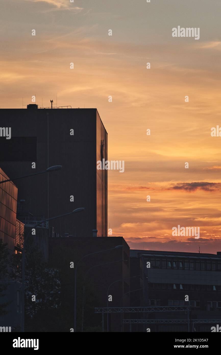 Un tramonto estetico verticale sopra gli edifici di Munster Foto Stock