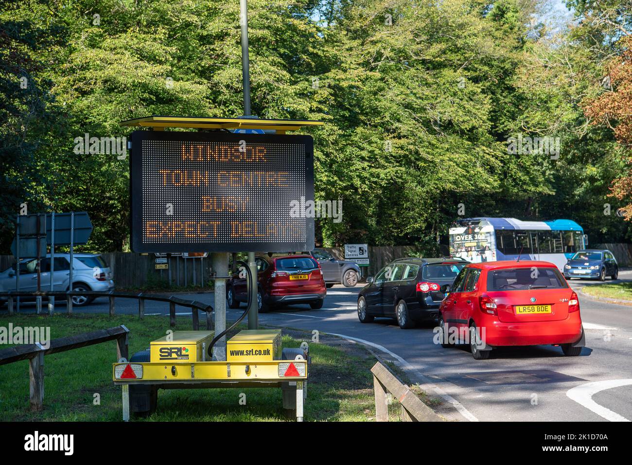 Old Windsor, Berkshire, Regno Unito. 17th Settembre 2022. Un cartello stradale nella vecchia Windsor che dice ai visitatori che il centro di Windsor è affollato e che ci sono ritardi. Credit: Maureen McLean/Alamy Live News Foto Stock