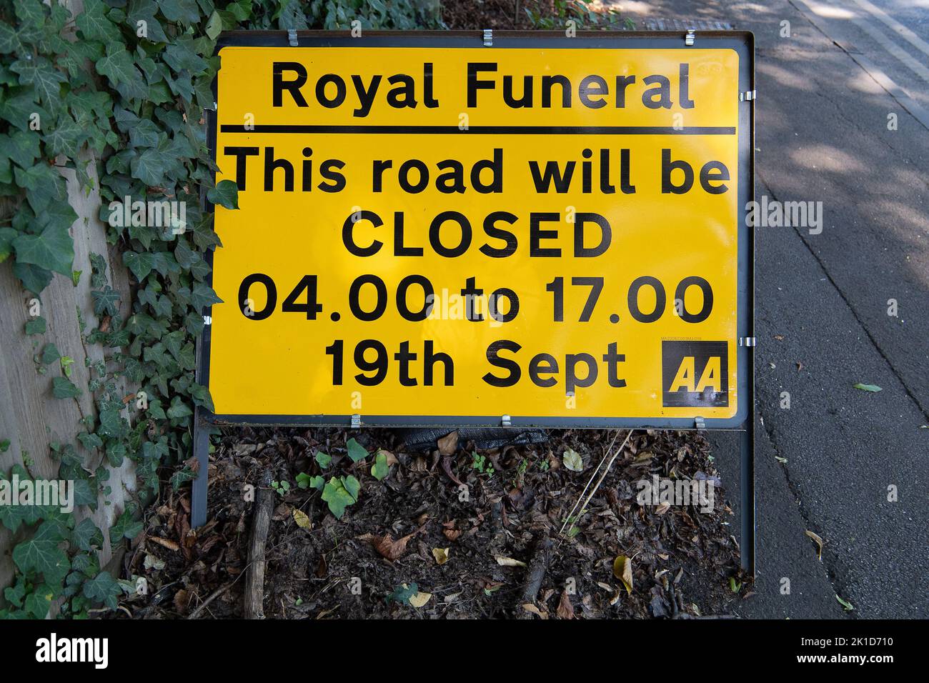 Old Windsor, Berkshire, Regno Unito. 17th Settembre 2022. Le strade per Windsor saranno chiuse lunedì mentre il corteo funerario di sua Maestà la Regina tornerà al Castello di Windsor, dove la Regina Elisabetta II sarà sepolta. Credit: Maureen McLean/Alamy Live News Foto Stock
