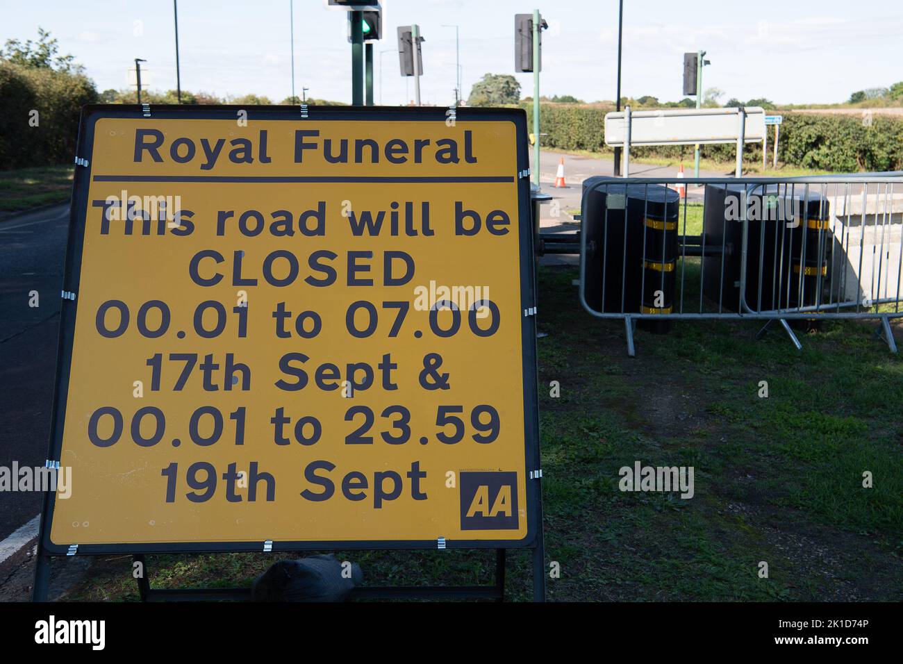 Old Windsor, Berkshire, Regno Unito. 17th Settembre 2022. Le strade per Windsor saranno chiuse lunedì mentre il corteo funerario di sua Maestà la Regina tornerà al Castello di Windsor, dove la Regina Elisabetta II sarà sepolta. Credit: Maureen McLean/Alamy Live News Foto Stock