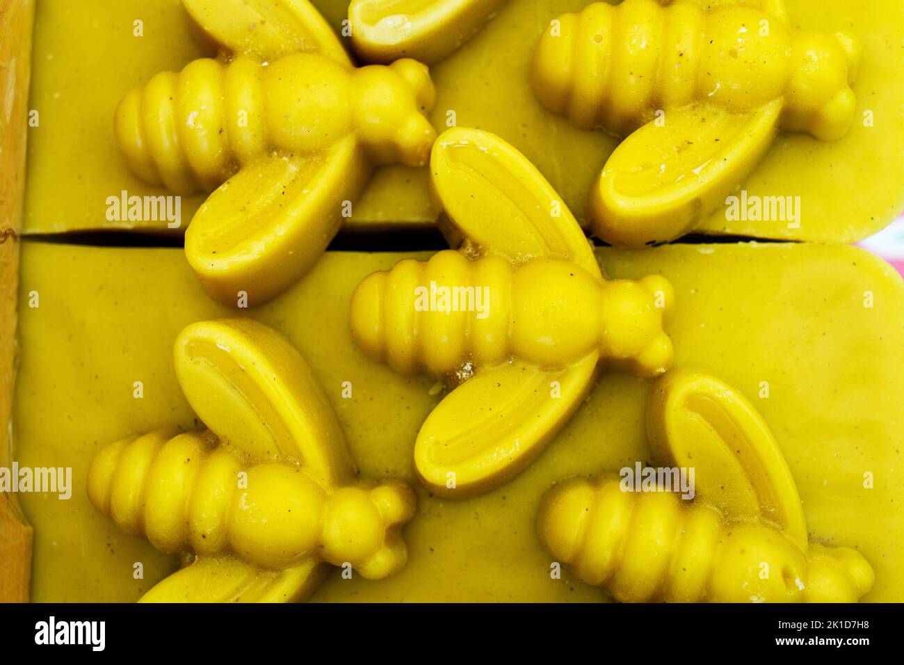 Candele decorative in cera d'api con aroma di miele per interni e tradizione  Foto stock - Alamy