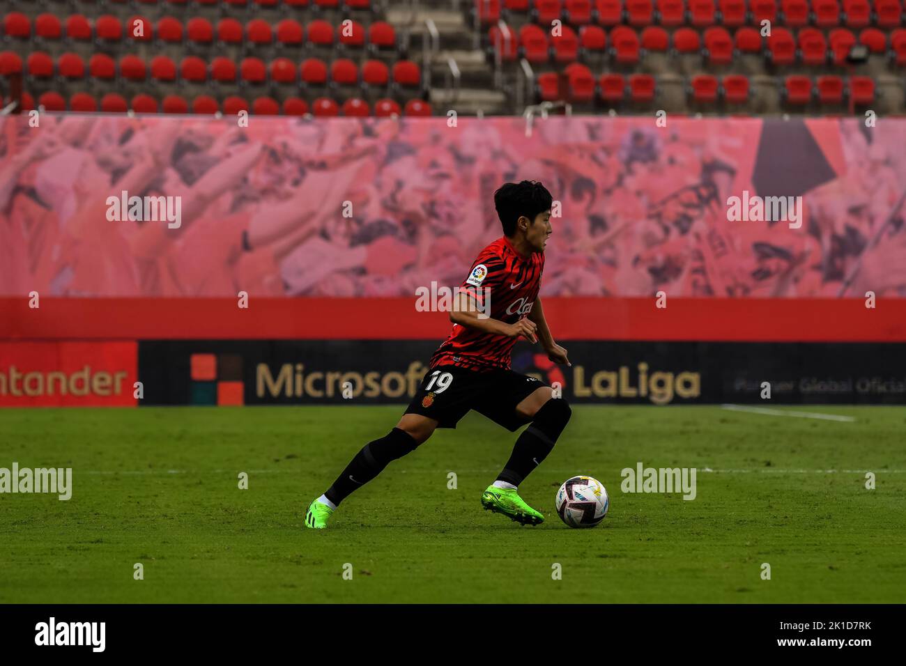 MALLORCA, SPAGNA - 17 SETTEMBRE: Kang in Lee di RCD Mallorca guida la palla durante la partita tra RCD Mallorca e Almeria CF di la Liga Santander il 17 settembre 2022 al Visit Mallorca Stadium Son Moix a Mallorca, Spagna. (Foto di Samuel Carreño/PxImages) Foto Stock