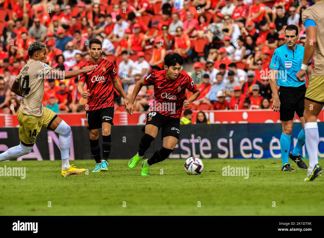 MALLORCA, SPAGNA - 17 SETTEMBRE: Kang in Lee di RCD Mallorca guida la palla durante la partita tra RCD Mallorca e Almeria CF di la Liga Santander il 17 settembre 2022 al Visit Mallorca Stadium Son Moix a Mallorca, Spagna. (Foto di Samuel Carreño/PxImages) Foto Stock