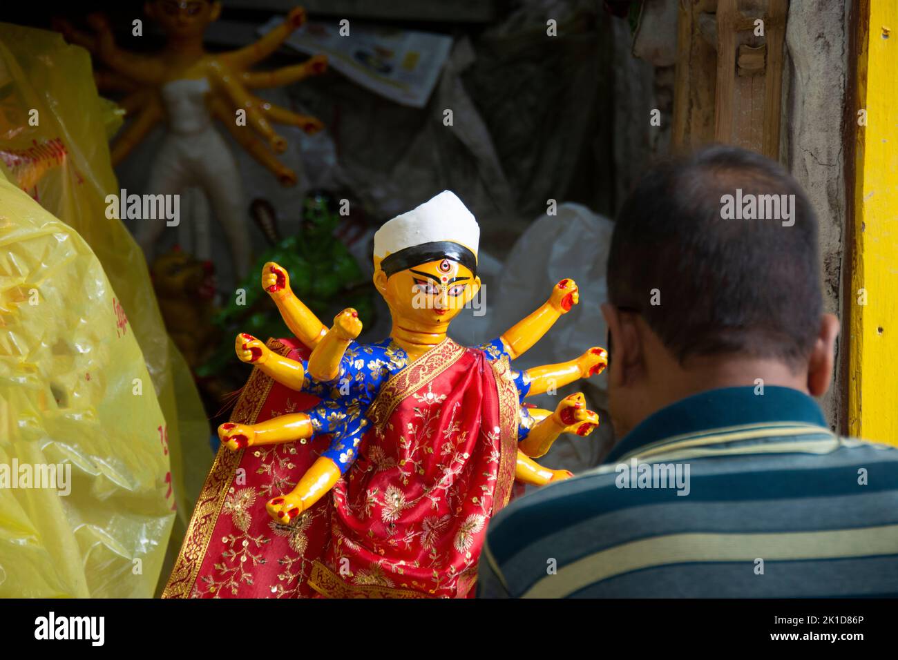 Idolo di argilla della dea Durga, in preparazione al festival Durga Puja del Bengala a Kumartuli Kolkata. Foto Stock