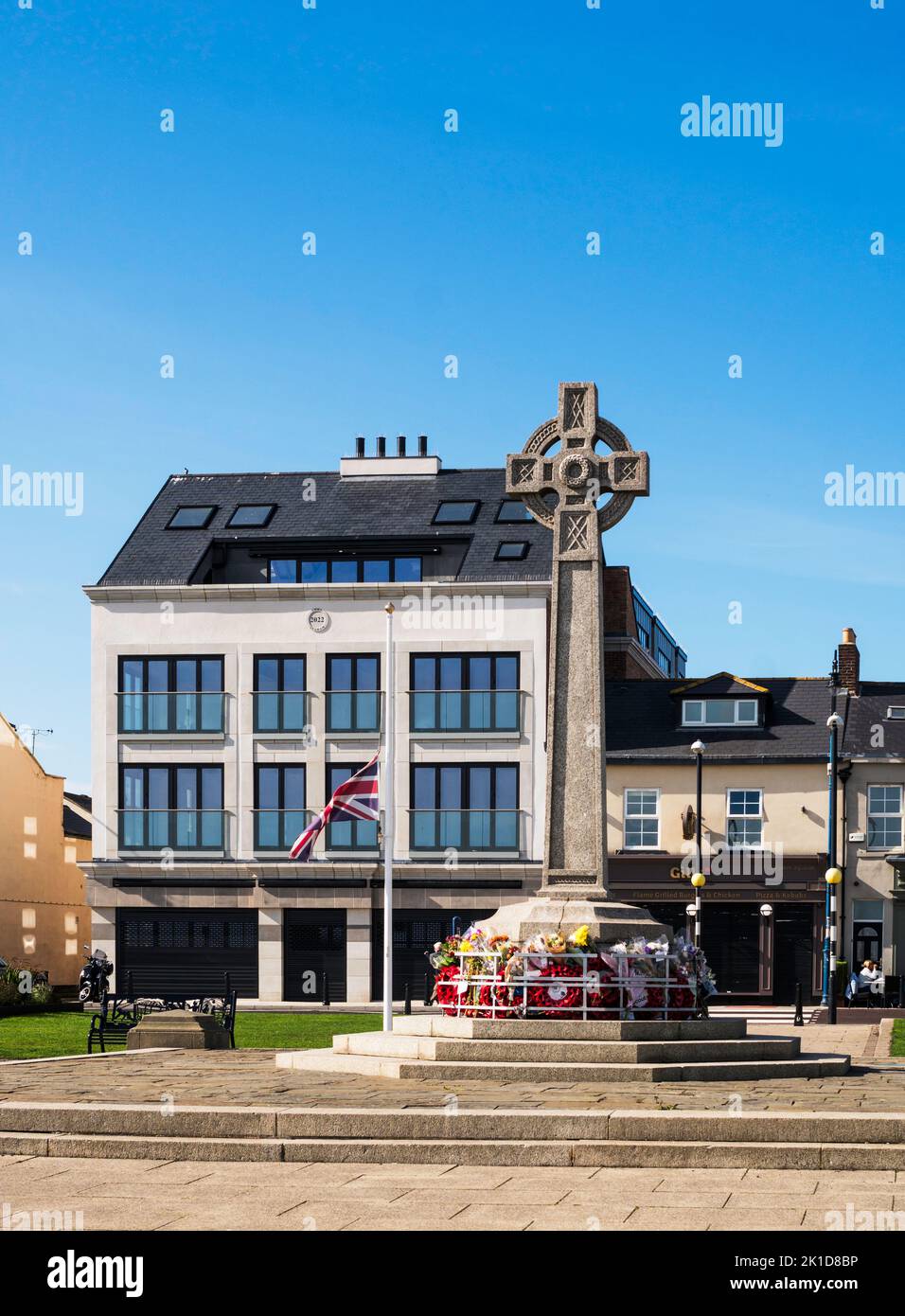 Bandiera del Regno Unito o dell'Unione che vola a metà albero accanto al monumento commemorativo di guerra di Seaham dopo la morte della regina Elisabetta II, Co. Durham, Inghilterra Regno Unito 17-9-2022 Foto Stock