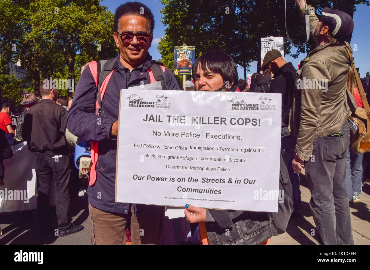 Londra, Regno Unito. 17th Set, 2022. I manifestanti hanno un cartello con la scritta "Jail the killer cops". I manifestanti si sono riuniti fuori dal New Scotland Yard, il quartier generale della polizia metropolitana, chiedendo giustizia a Chris Kaba, che è stato ucciso e ucciso dalla polizia nonostante fosse disarmato. Credit: SOPA Images Limited/Alamy Live News Foto Stock