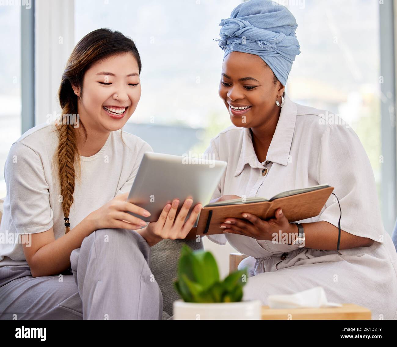 Le donne d'affari, la pianificazione creativa e le idee di lavoro di squadra del tablet digitale, l'ispirazione e la strategia Internet nell'agenzia di start-up. Sorriso, felice e diversità Foto Stock
