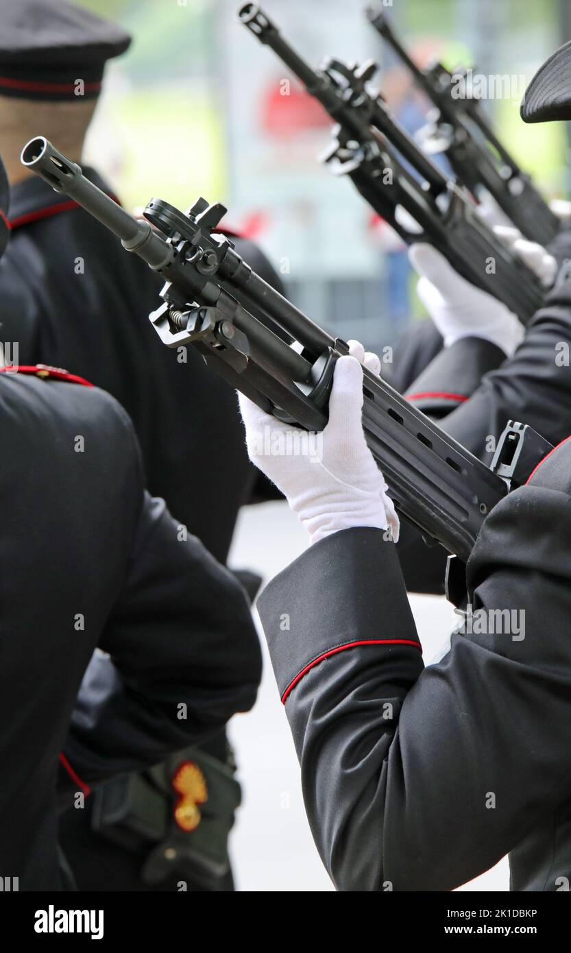 Vicenza, VI, Italia - 2 giugno 2022: Plotone di soldati con armi di servizio durante la parata militare Foto Stock