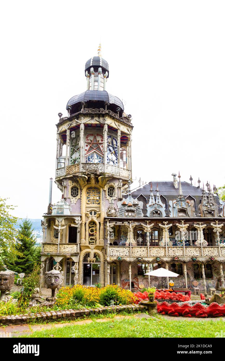 Esterno della fantastica villa realista ricoperta di sculture ornate al Parco Bruno Weber, Dietikon, Svizzera Foto Stock