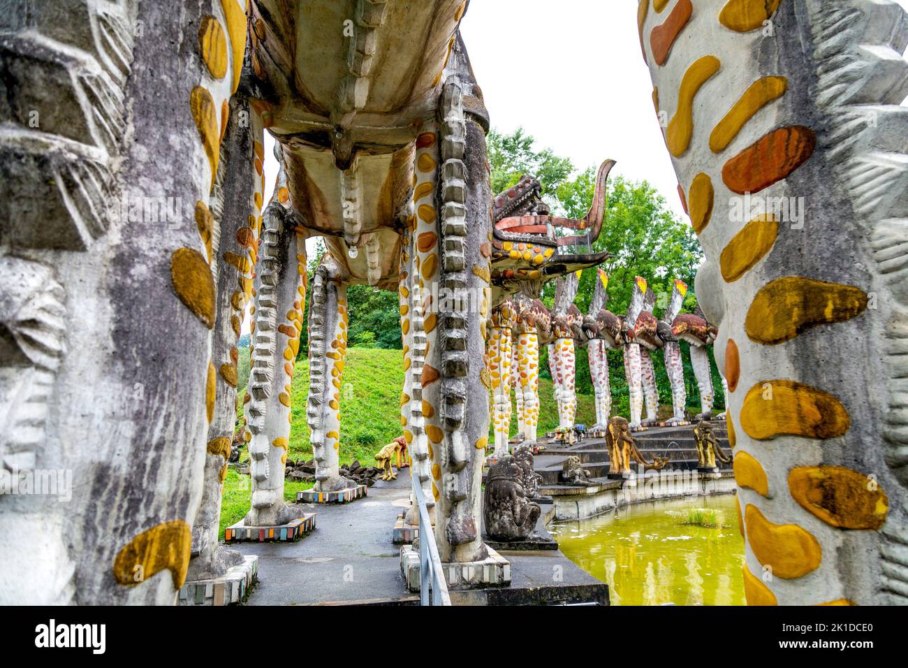 Passerella Flügelhund (cani da ala) nel giardino acquatico del Parco Bruno Weber, Dietikon, Svizzera Foto Stock