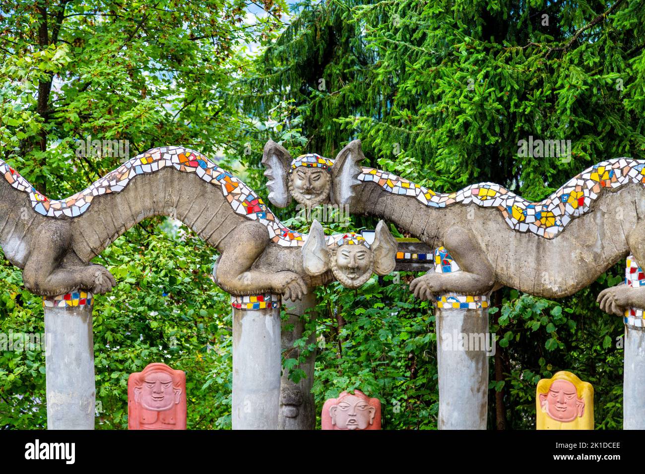 Fantasy creature in cemento e decorate con mosaico al Parco Bruno Weber, Dietikon, Svizzera Foto Stock