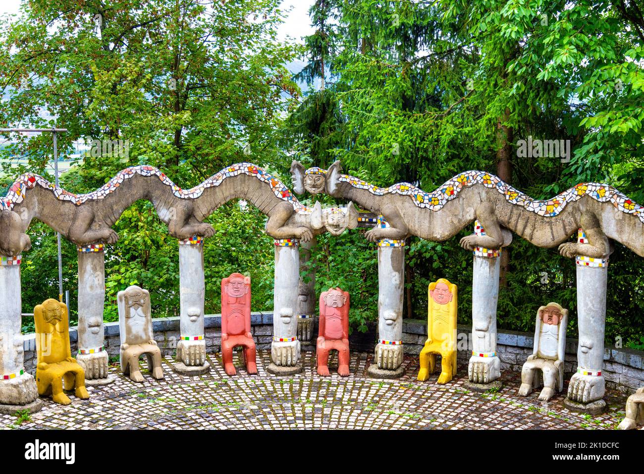 Creature fantasy concrete e sedie a forma di uomini a Bruno Weber Park, Dietikon, Svizzera Foto Stock