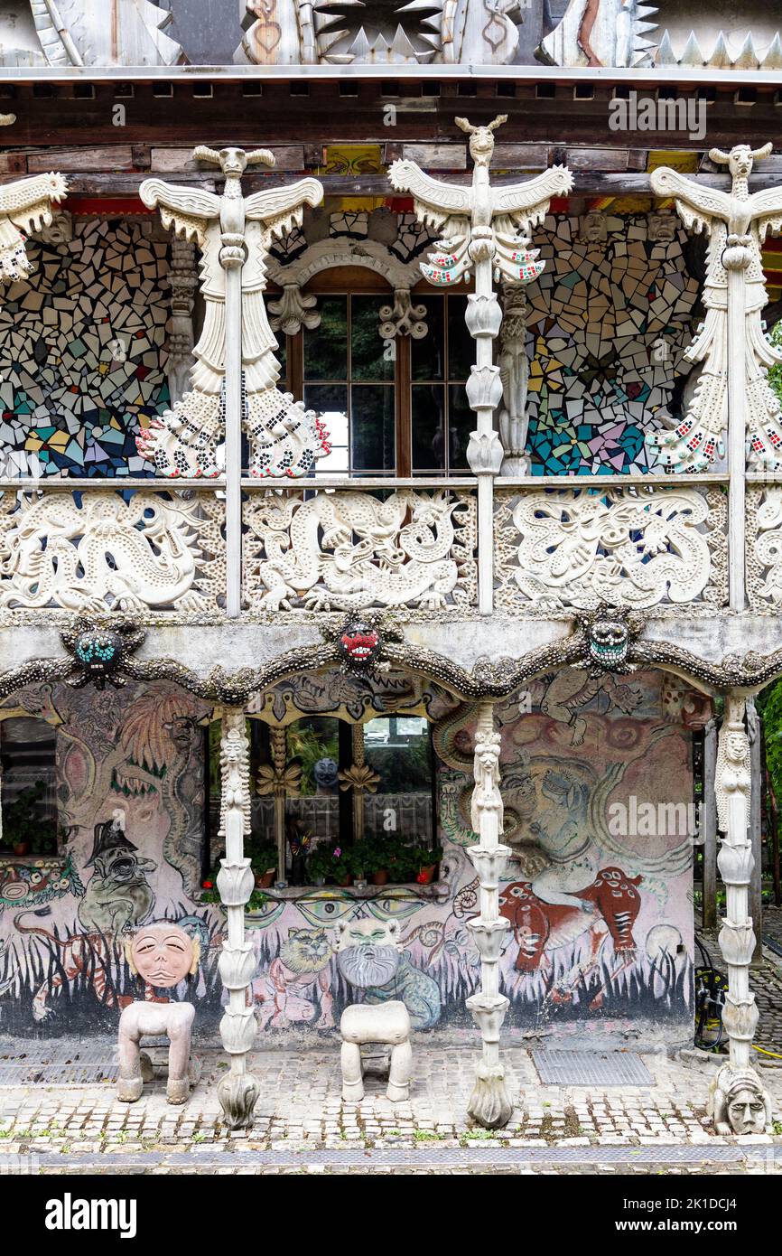 Facciata decorata con mosaici e sculture in cemento al Parco Bruno Weber, Dietikon, Svizzera Foto Stock