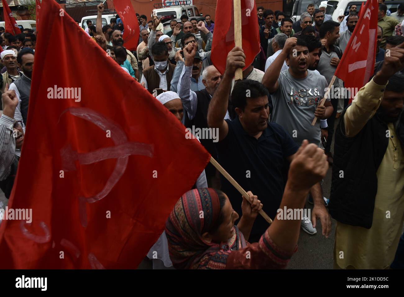 Srinagar, India. 17th Set, 2022. Nell'ambito del suo programma di protesta nazionale, CPI(M) ha tenuto una manifestazione di protesta a Press Colony, Srinagar contro l'aumento dei prezzi, la disoccupazione, gli attacchi alla classe operaia, i contadini, i coltivatori di mele e i diritti democratici della popolazione, chiedendo l'educazione scientifica per tutti. Tenendo in mano i cartelli, i dimostranti hanno gridato slogan contro le politiche anti-popolo e repressive del governo BJP. (Foto di Mubashir Hassan/Pacific Press) Credit: Pacific Press Media Production Corp./Alamy Live News Foto Stock