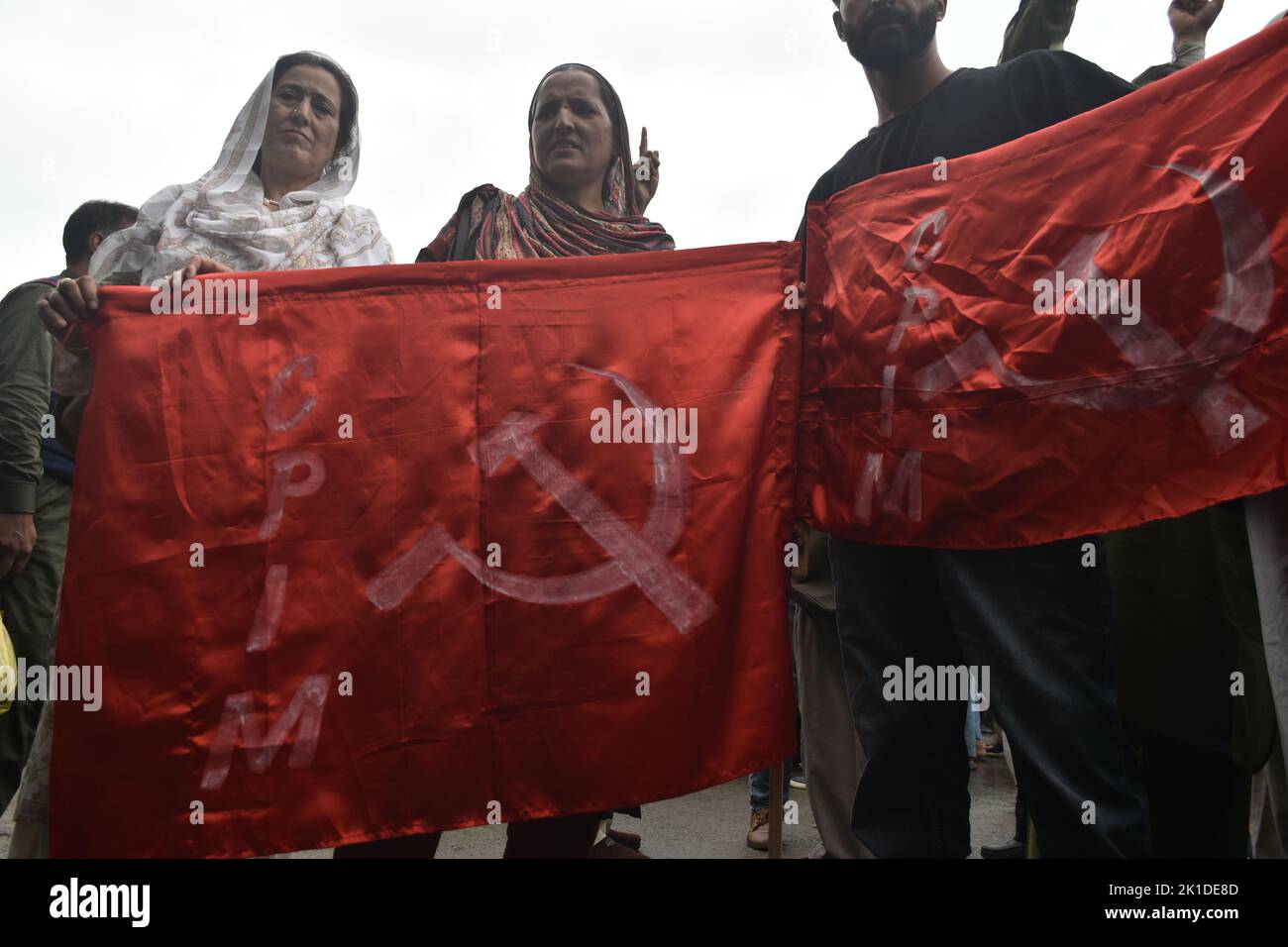 Srinagar, India. 17th Set, 2022. Nell'ambito del suo programma di protesta nazionale, CPI(M) ha tenuto una manifestazione di protesta a Press Colony, Srinagar contro l'aumento dei prezzi, la disoccupazione, gli attacchi alla classe operaia, i contadini, i coltivatori di mele e i diritti democratici della popolazione, chiedendo l'educazione scientifica per tutti. Tenendo in mano i cartelli, i dimostranti hanno gridato slogan contro le politiche anti-popolo e repressive del governo BJP. (Foto di Mubashir Hassan/Pacific Press) Credit: Pacific Press Media Production Corp./Alamy Live News Foto Stock