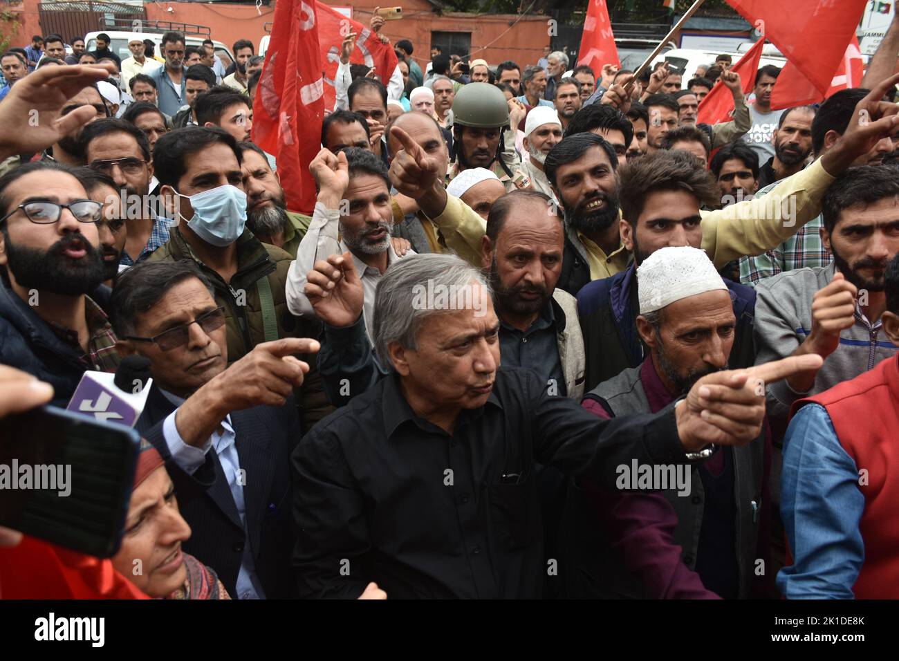 Srinagar, India. 17th Set, 2022. Nell'ambito del suo programma di protesta nazionale, CPI(M) ha tenuto una manifestazione di protesta a Press Colony, Srinagar contro l'aumento dei prezzi, la disoccupazione, gli attacchi alla classe operaia, i contadini, i coltivatori di mele e i diritti democratici della popolazione, chiedendo l'educazione scientifica per tutti. Tenendo in mano i cartelli, i dimostranti hanno gridato slogan contro le politiche anti-popolo e repressive del governo BJP. (Foto di Mubashir Hassan/Pacific Press) Credit: Pacific Press Media Production Corp./Alamy Live News Foto Stock