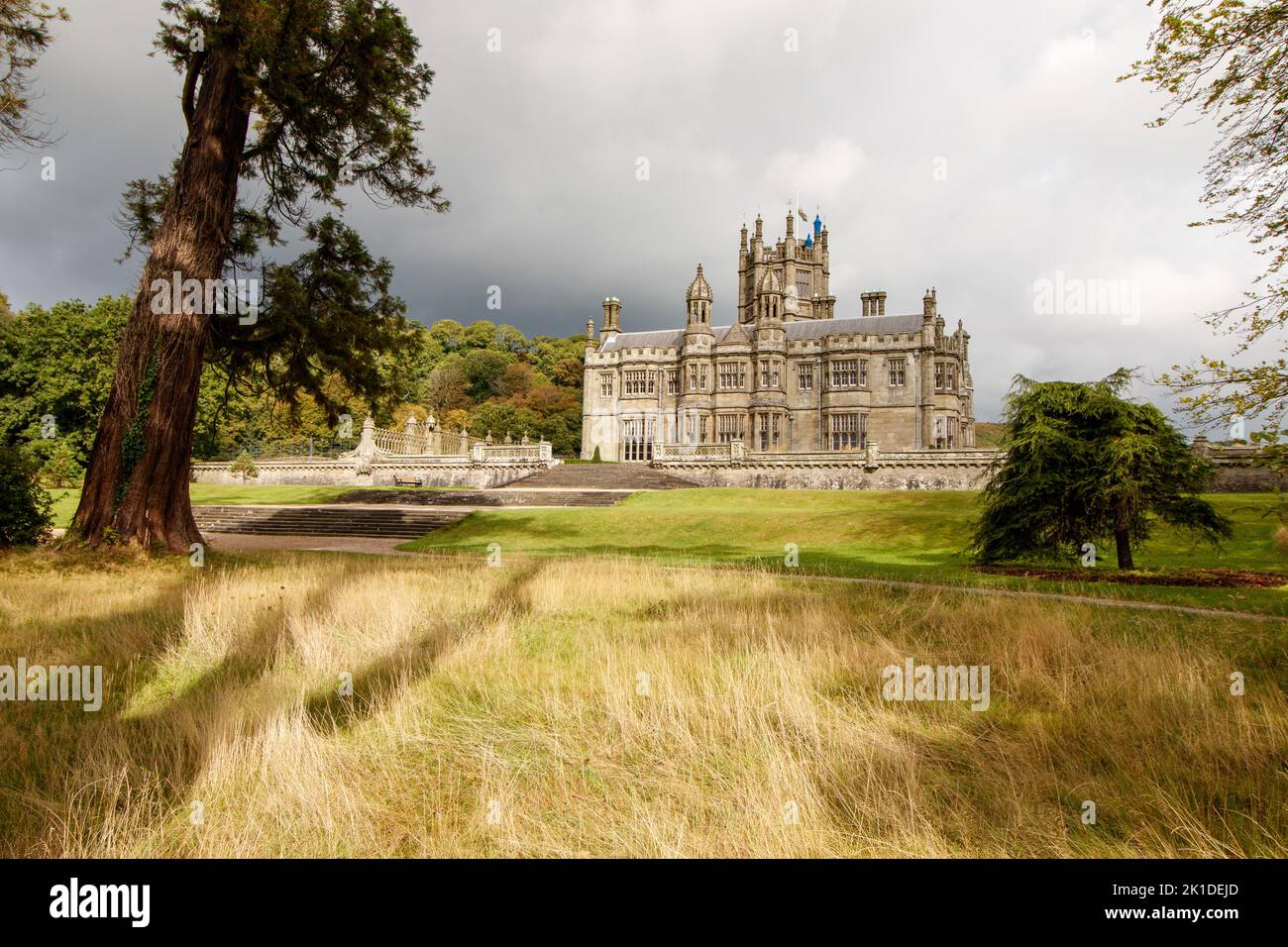 Margam Castle, una casa signorile Tudor Gothic costruita da Christopher Rice Mansel Talbot agli inizi del XIX secolo. Foto Stock