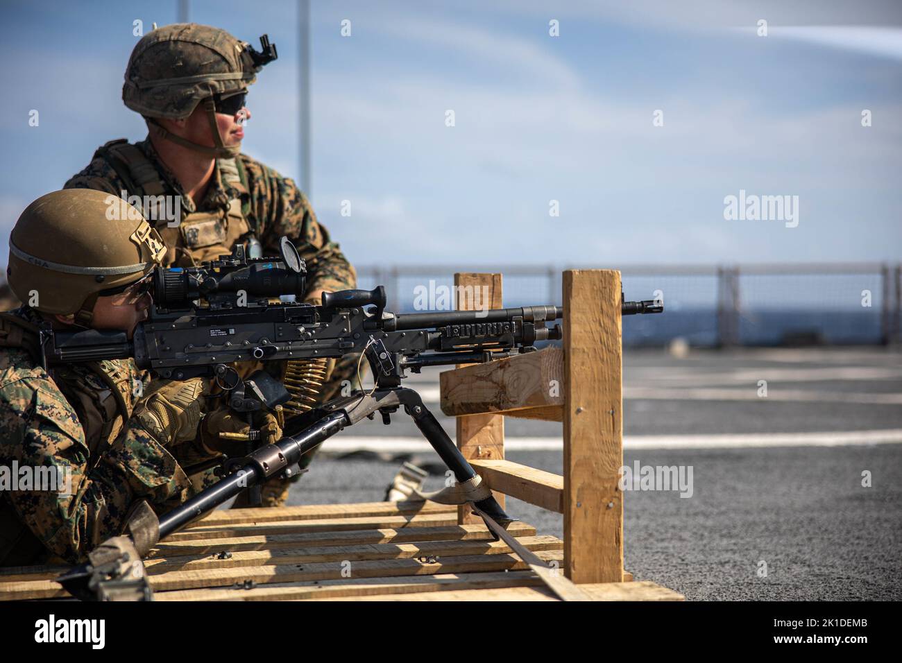 U.S. Marine Corps CPL. Gabe Caudell un mitragliatore con il Battalion Landing Team 2/5, 31st Marine Expeditionary Unit, istruisce un Marine a sparare M240B mitragliatrici durante un tiro a terra a bordo della nave da sbarco anfibia USS Rushmore (LSD 47) nel Mare delle Filippine, 28 agosto 2022. I marines e i marinai hanno condotto l'addestramento delle armi per istruire ulteriormente i loro marines sulle piattaforme differenti delle armi. Il MEU 31st opera a bordo di navi del Tripoli Amphibious Ready Group nell'area operativa 7th Fleet per migliorare l'interoperabilità con alleati e partner e servire come pronto resp Foto Stock