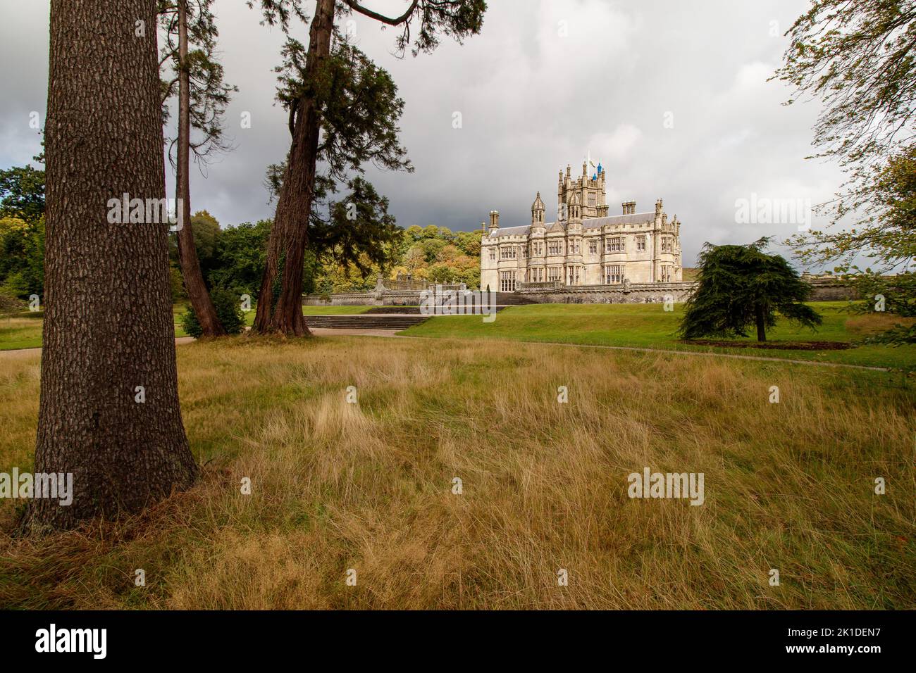 Margam Castle, una casa signorile Tudor Gothic costruita da Christopher Rice Mansel Talbot agli inizi del XIX secolo. Foto Stock